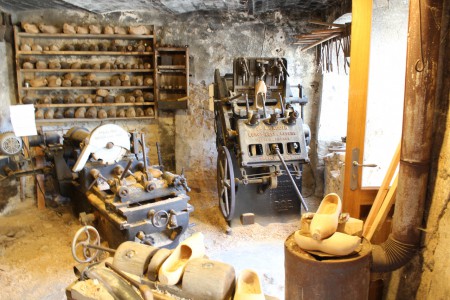 Klompenmaker in Saint Pierre